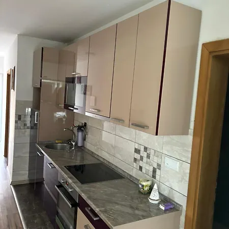 Tranquil Haven - Luxury - Private Pool - 7 Bedrooms - 5 Bathrooms - 10 Parking Spaces - Private Area Вилла Сараево